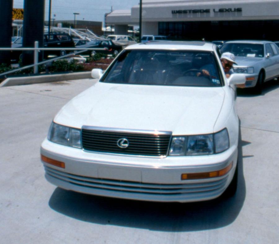  Lexus LS400 1990 года  (фото 1 из 8)